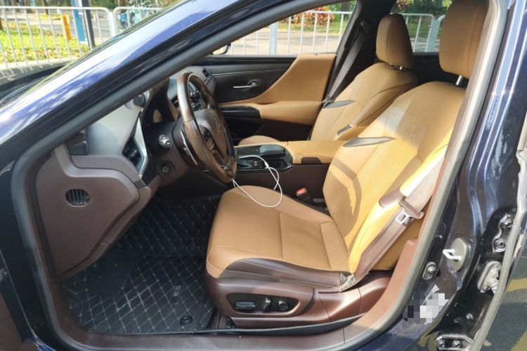 Used Lexus ES 2020 300h Premier Edition
