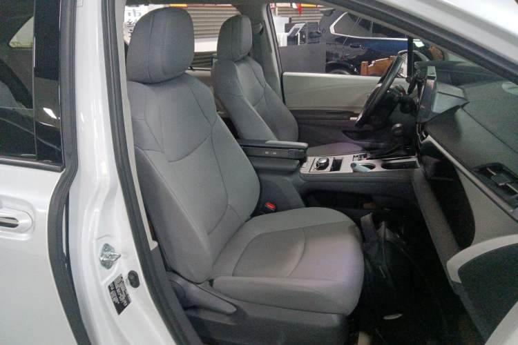 Used Toyota Granvia 2023 2.5L Hybrid Comfort Edition
