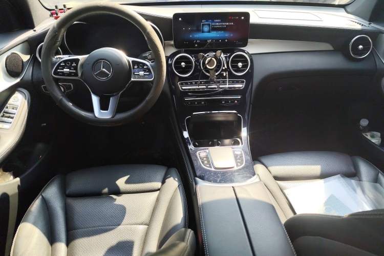 Used Mercedes-Benz GLC Coupe 2020 GLC 260 4MATIC Coupe SUV Center Console
