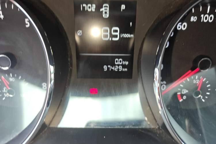 Used Volkswagen Lamando 2015 230TSI DSG Fashion Edition Odometer Close Up