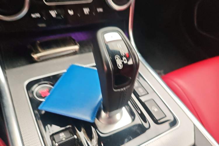 Used Jaguar XEL 2020 2.0T 200 PS R-DYNAMIC S Advanced Sport Edition Gear Lever