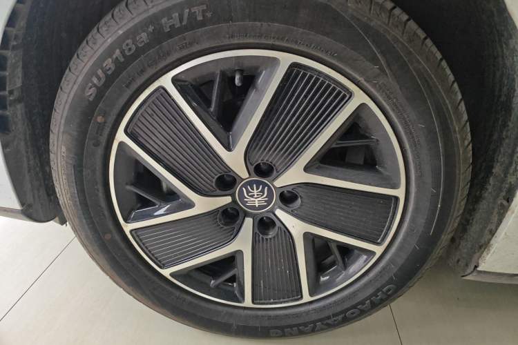 Used BYD Qin L 2024 DM-i 120KM Beyond Model Left Front Wheel Hub
