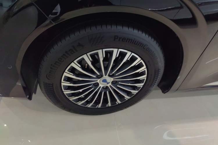 Used Denza D9 2024 DM-i 980 Four-Wheel Drive Flagship Model Left Front Wheel Hub