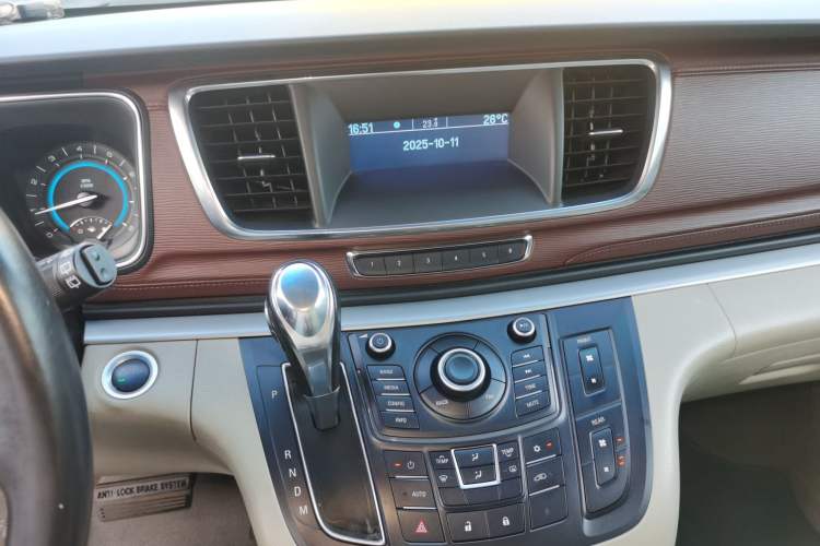 Used Buick GL8 2015 2.4L Luxury Business Premium Edition
