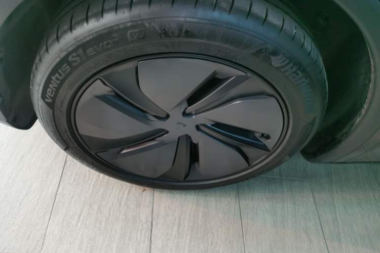 Used Tesla Model Y 2026 Model Long-Range Rear-Wheel-Drive Version Left Front Wheel Hub