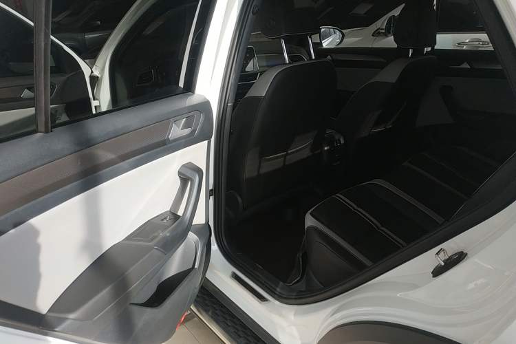 Used Volkswagen T-ROC 2024 300TSI DSG Two-Wheel-Drive Chen Guang Edition