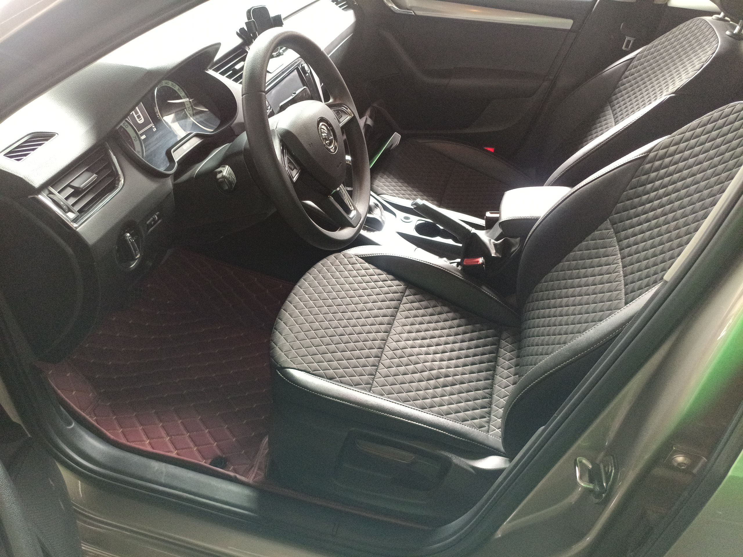 Переднее сиденье в автомобиле