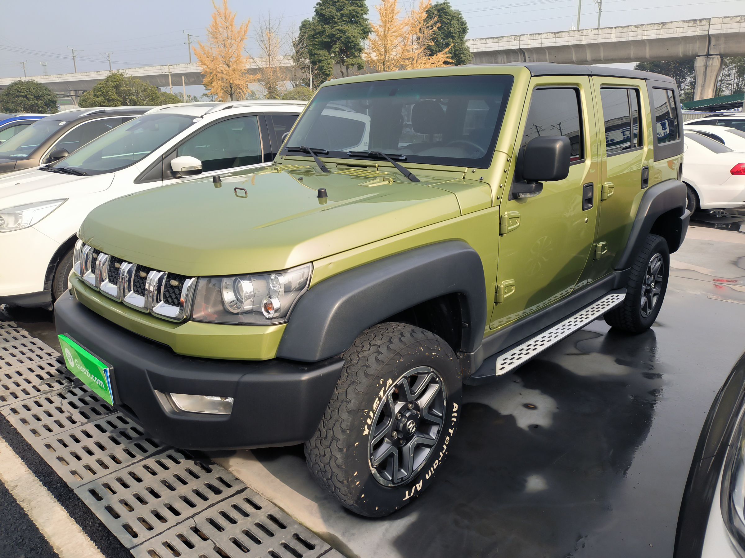 Под передней частью автомобиля