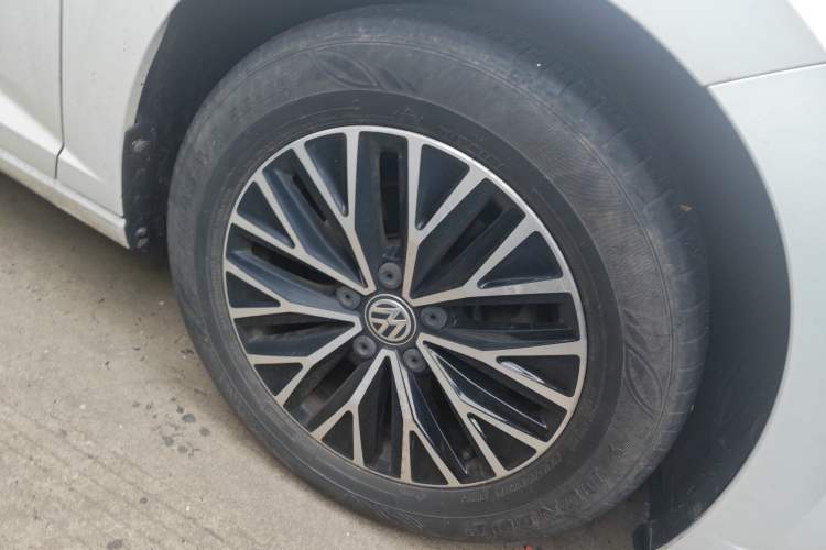 Used Volkswagen Sagitar 2021 280TSI DSG Comfort Connect Edition Right Front Wheel Hub