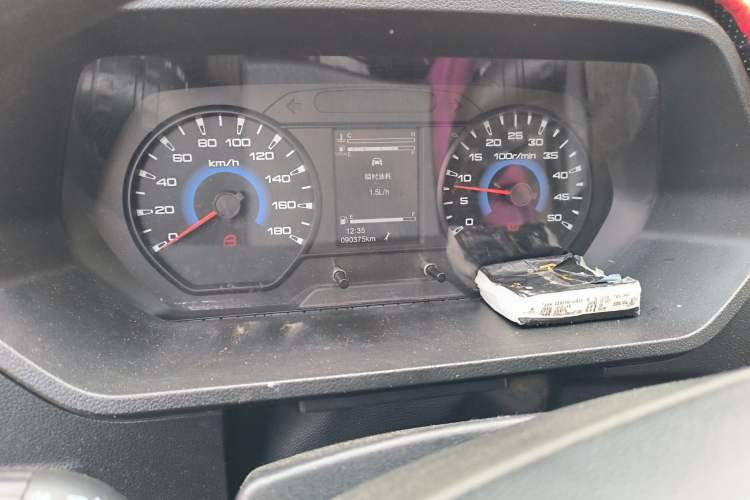 Used Iveco Daily 2023 2.5T V40 Van Long Wheelbase Mid-Roof Dual Tires Manual Doors 2-3 Seater
