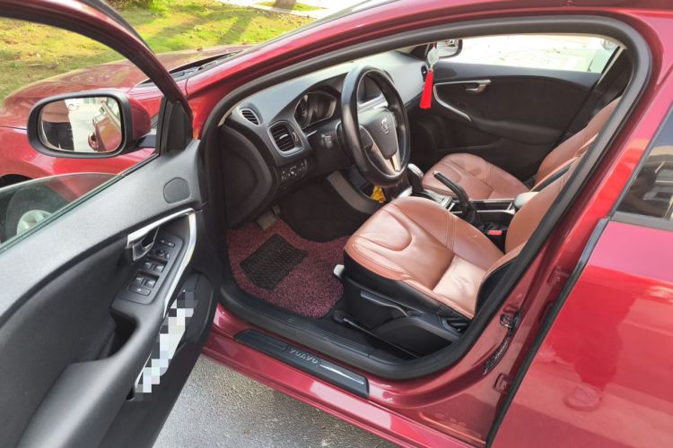 Used Volvo V40 2013 2.0T Zhiyi Edition
