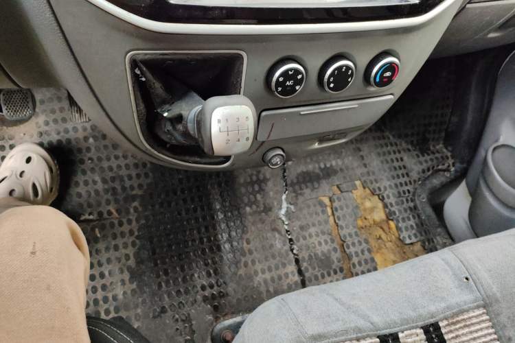 Used SAIC MAXUS Xintu V80 2019 2.5T Classic Version 6-Speed Manual – Aoyuntong Modified Long Wheelbase Mid-Height 7-Seater Gear Lever