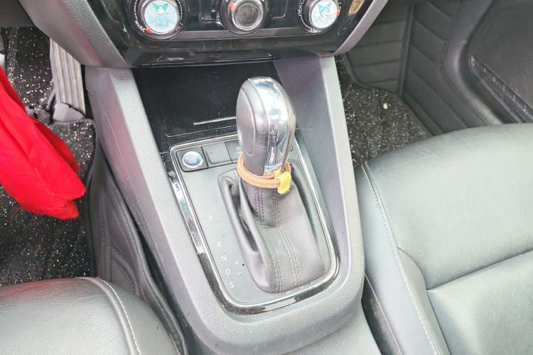 Used Volkswagen Sagitar 2018 280TSI DSG Ignite Edition Gear Lever