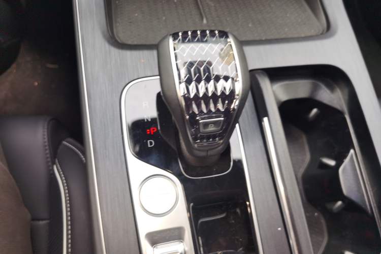 Used GAC Trumpchi GS8 2025 Linghang Series 2.0 TGDI Two-Wheel-Drive Luxury Edition 5 Seats Gear Lever