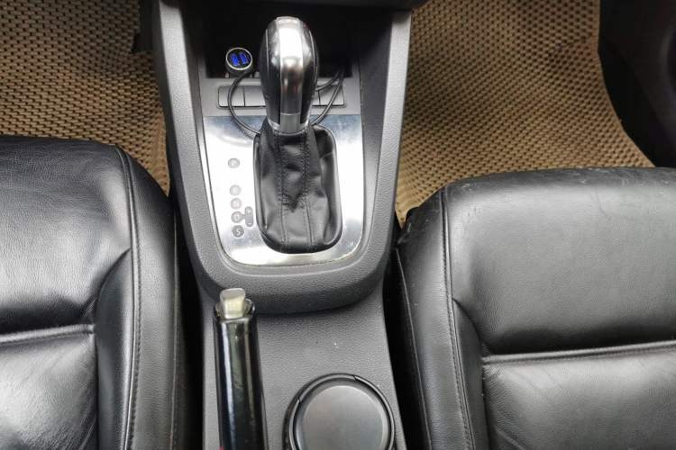 Used Volkswagen Sagitar 2012 1.4TSI Automatic Luxury Edition Gear Lever