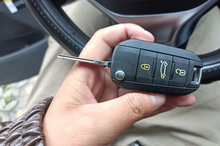 Used Peugeot 3008 2015 2.0L Automatic Classic Edition Vehicle Key