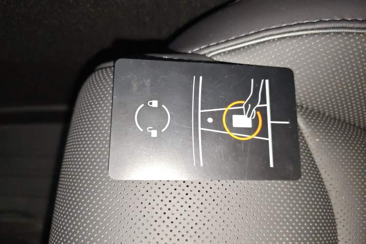 Used Tesla Model Y L 2025 Model Long-Range All-Wheel-Drive Version
