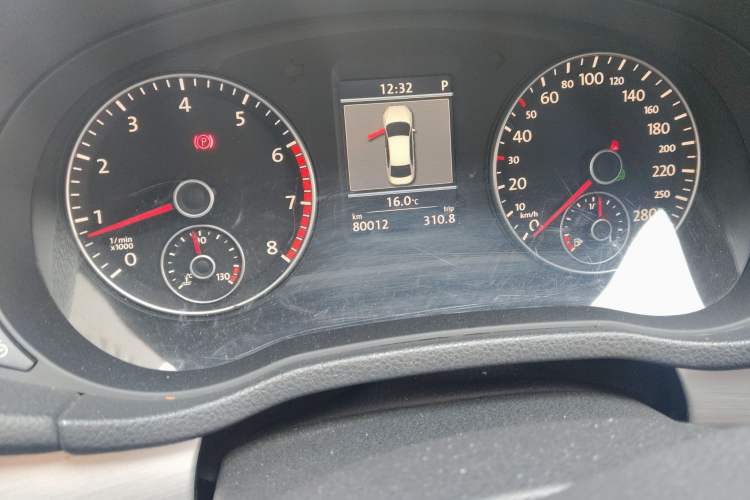 Used Volkswagen Passat 2014 1.8TSI DSG Prestige Edition Odometer Close Up