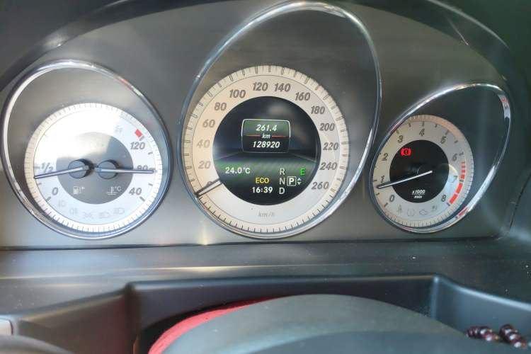 Used Mercedes-Benz GLK-Class 2015 GLK 260 4MATIC Dynamic Edition Ultimate Version Odometer Close Up