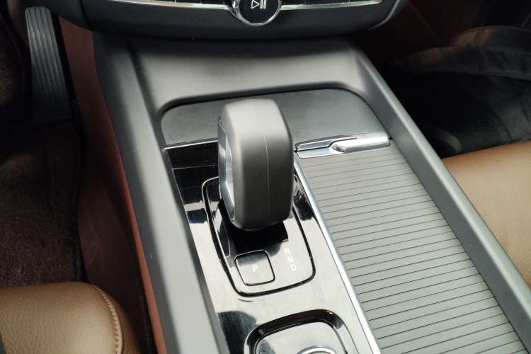 Used Volvo XC60 2023 B5 4x4 Smart Luxury Edition Gear Lever