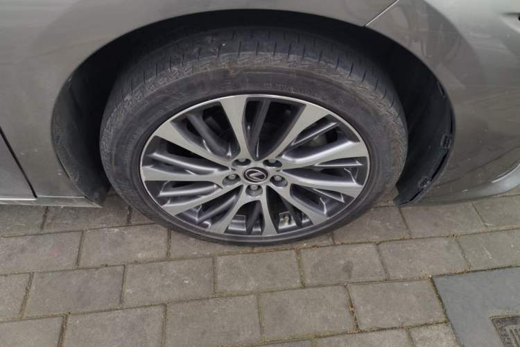 Used Lexus ES 2020 300h Deluxe Edition Right Front Wheel Hub