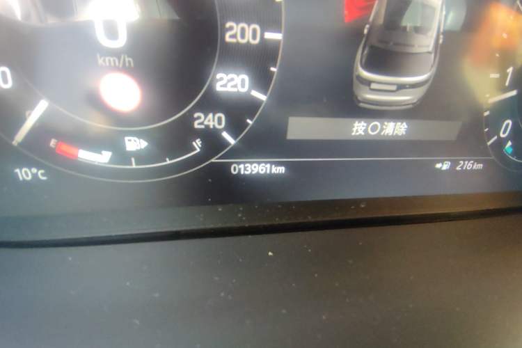 Used Land Rover Discovery 2024 360 PS Dynamic SE Odometer Close Up