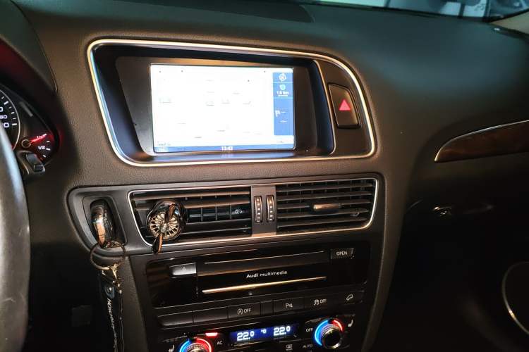 Used Audi Q5 2013 40 TFSI Comfort Edition Audio And AC Panel