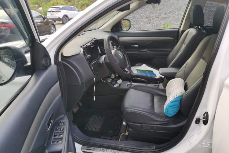 Used Mitsubishi Outlander 2013 2.0L 4x4 Urban Navigation Edition 5 Seats Driver Seat