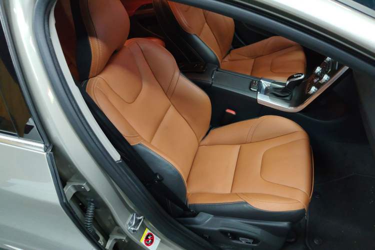 Used Volvo V60 2015 T5 Zhiya Edition
