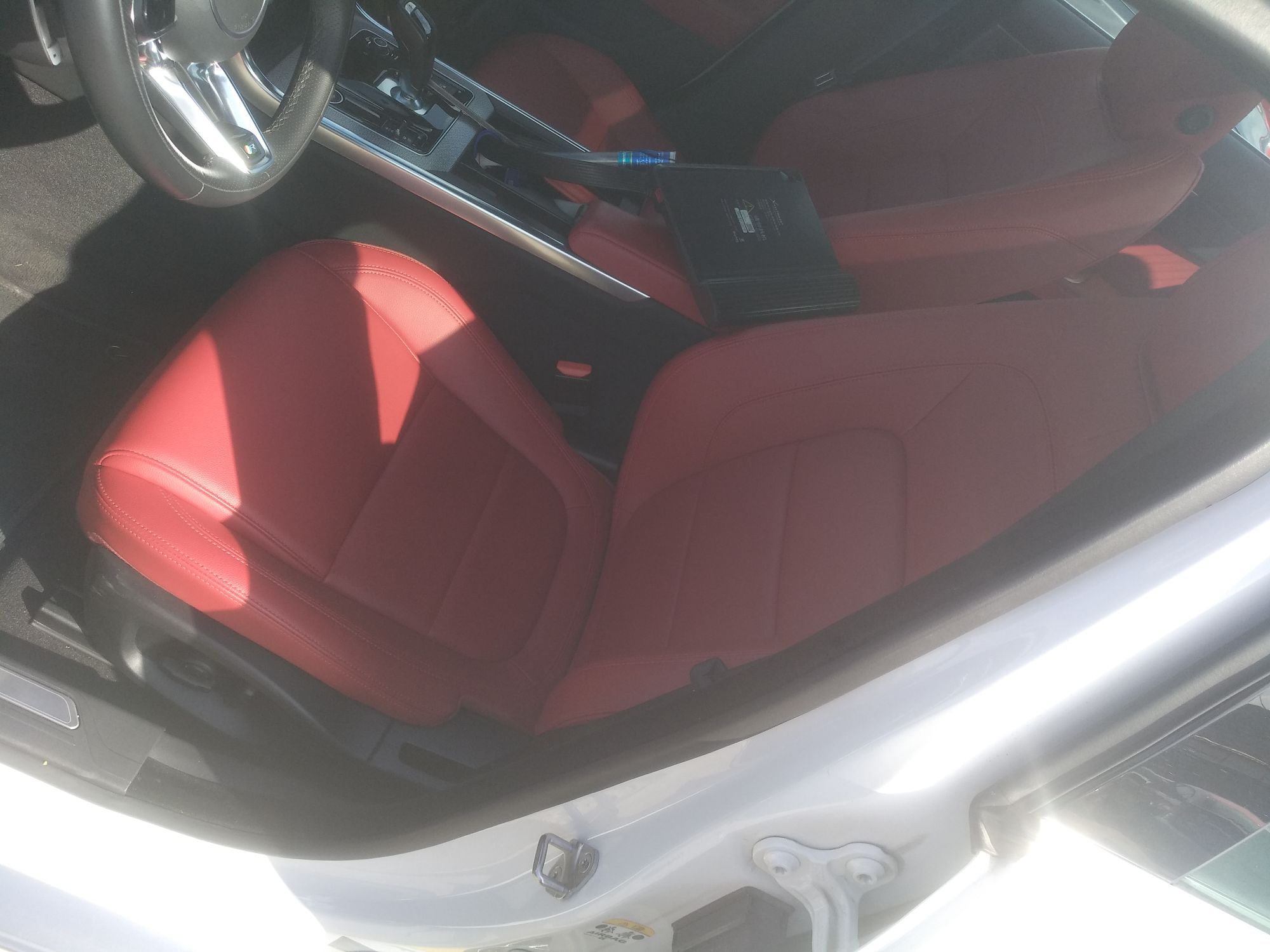 المقاعد الأمامية داخل السيارة