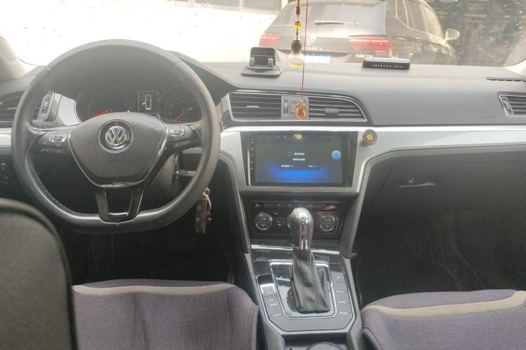 Used Volkswagen Lamando 2015 280TSI DSG Comfort Edition Center Console