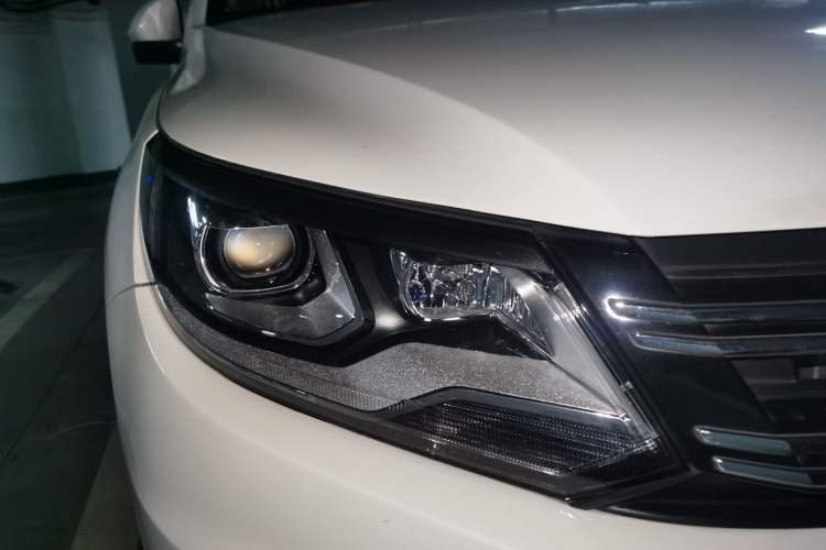 Used Volkswagen Tiguan 2016 300TSI Automatic Two-Wheel Drive Luxury Edition Right Front Headlight