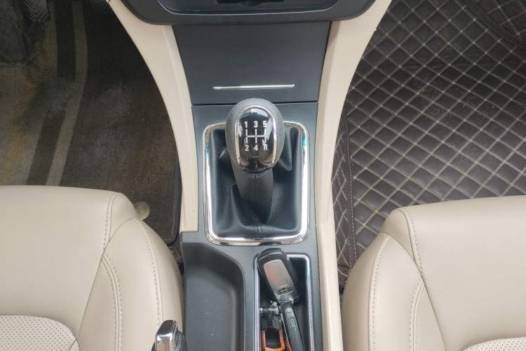 Used Geely Auto Emgrand 2017 Sedan Million Edition 1.5L Manual Luxury Model Gear Lever