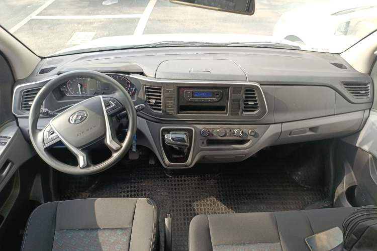 Used SAIC MAXUS Xintu V80 2025 PRO Aoyuntong 2.0T Automatic Short Wheelbase Mid-Height 5/6-Seater Center Console