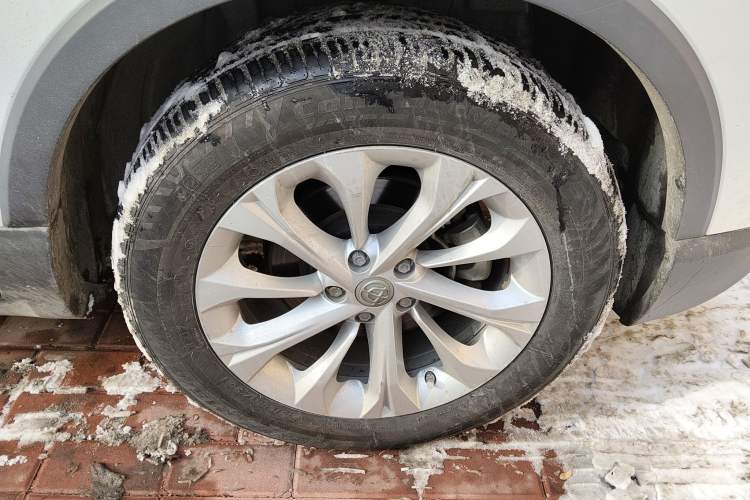 Used Brilliance V3 2017 1.5L Automatic Smart Version Right Front Wheel Hub
