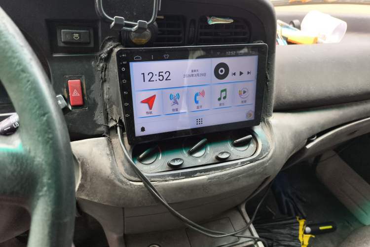 Used Jinbei Hiace 2011 2.0L 5th Generation Kuaiyunwang Luxury Edition 4G19 Audio And AC Panel