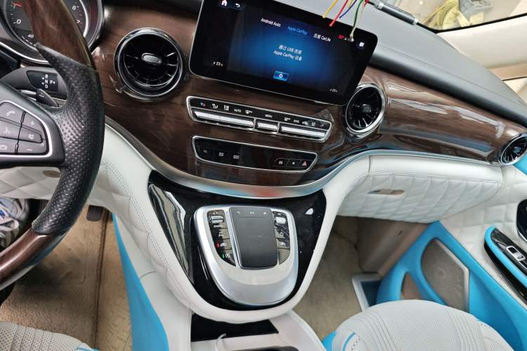 Used Mercedes-Benz V-Class 2020 V 260 Avantgarde Edition Audio And AC Panel