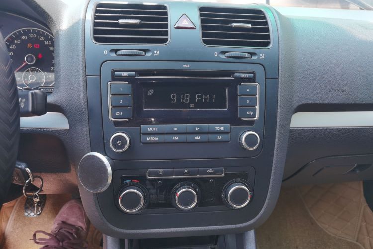 Used Volkswagen Sagitar 2011 1.6L Manual Comfort Version Audio And AC Panel