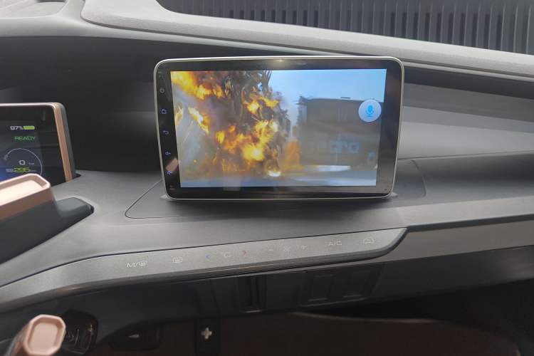 Used Baojun E200 2020 305KM Smart Drive Version Audio And AC Panel