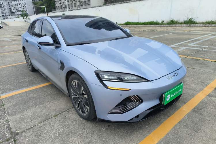 Used BYD Seal 2022 550 km Standard Range Rear-Wheel Drive Elite Version Front Right 45 Deg