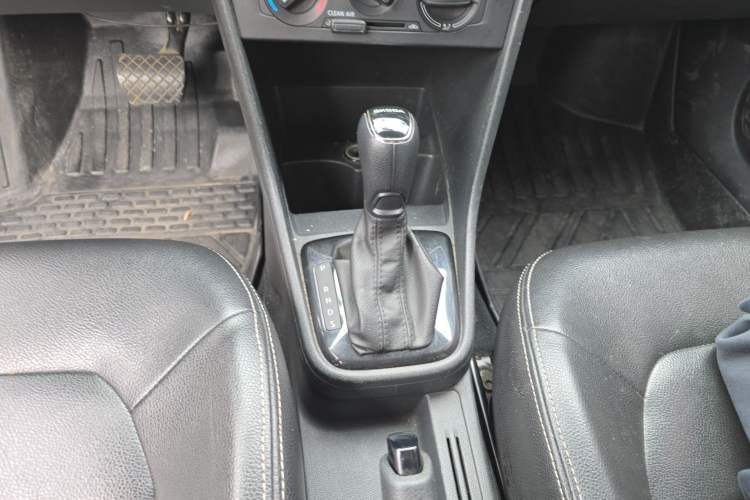 Used Skoda Rapid Spaceback 2016 Revised Version 1.6L Automatic Front-Drive Edition Gear Lever