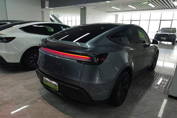 Used Tesla Model Y 2025 Long-Range All-Wheel-Drive Version Rear Right 45 Deg