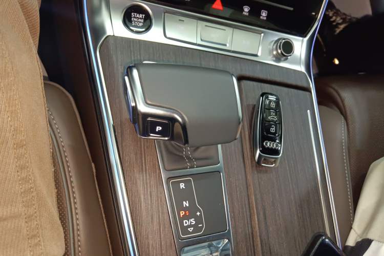 Used Audi A7L 2022 55 TFSI quattro S-line Zhiyuan Crystal Flow Package
