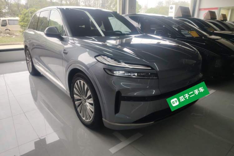 Used ONVO Luxeed L90 2025 Model—Ultra Six-Seater Version Front Right 45 Deg