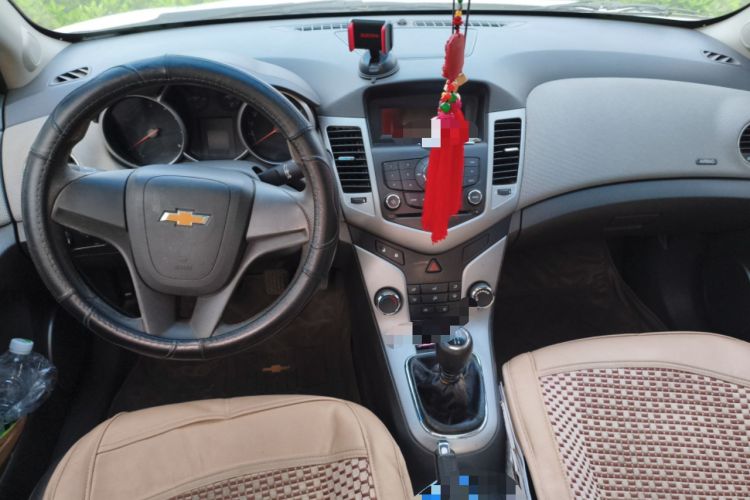 Used Chevrolet Cruze 2013 1.6L SE MT Center Console