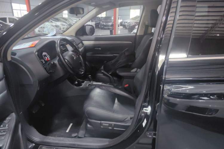 Used Mitsubishi Outlander 2013 2.4L 4x4 Luxury Navigation Edition 5 Seats