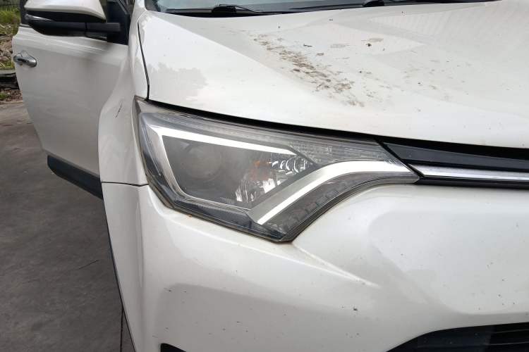 Used Toyota RAV4 2016 2.0L CVT Two-Wheel Drive Fashion Edition China V Standard Right Front Headlight