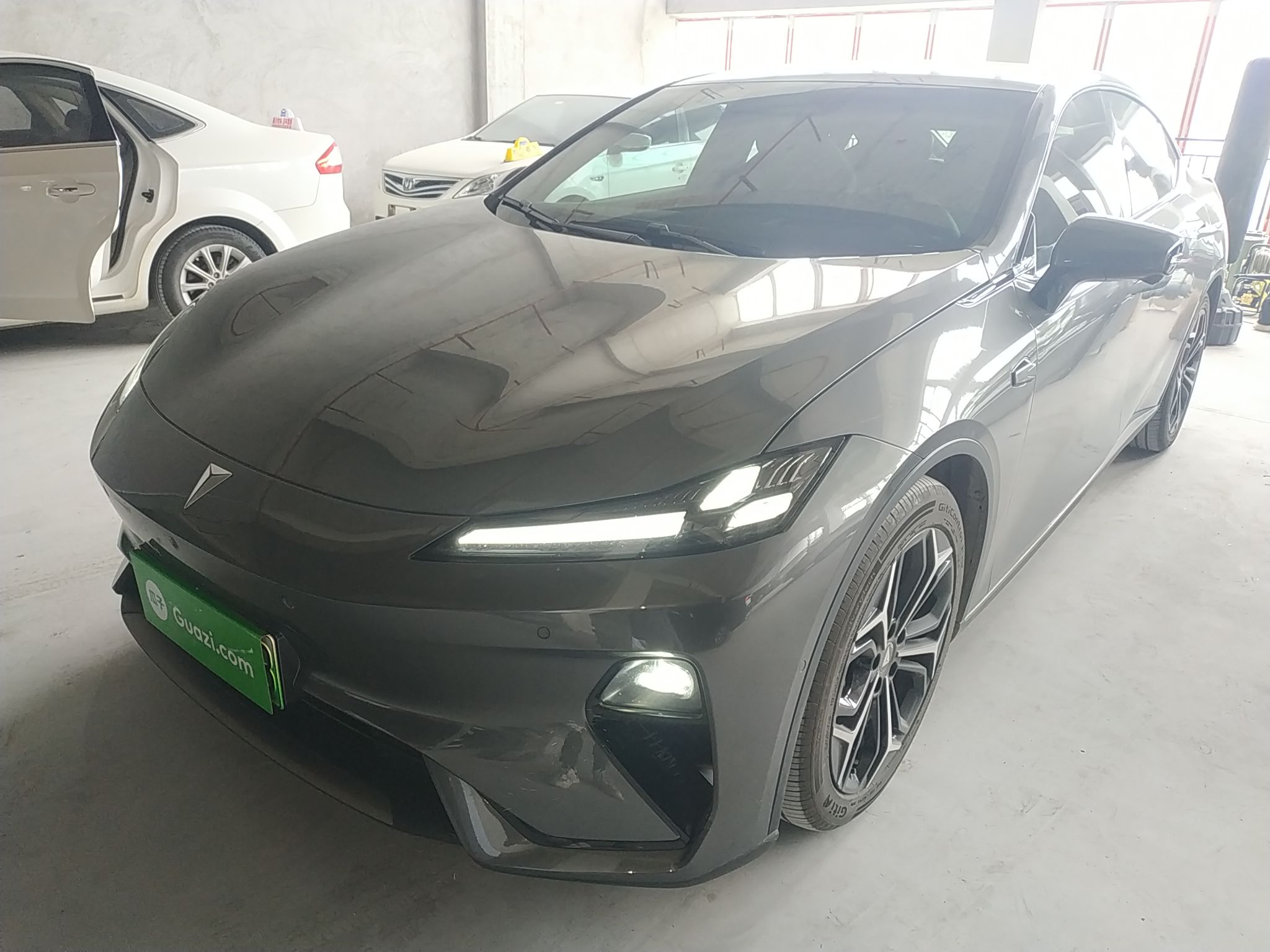 Под передней частью автомобиля