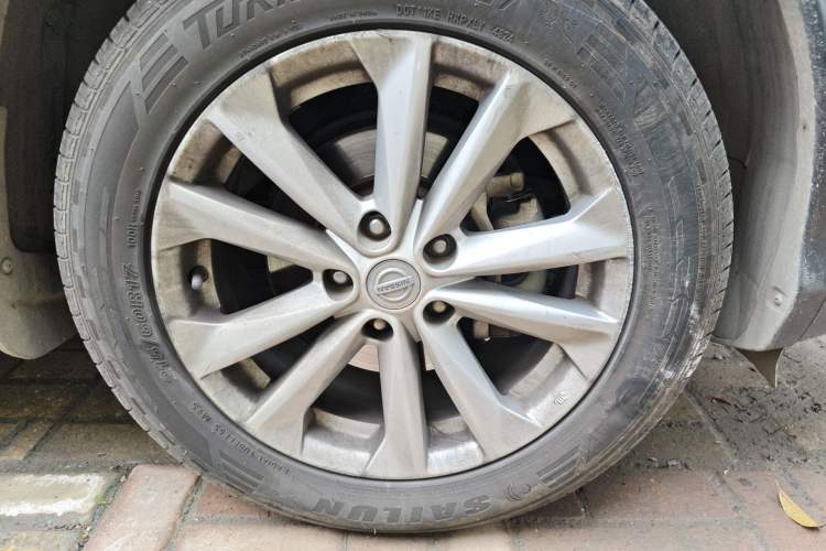 Used Nissan Qashqai 2016 2.0L CVT Elite Edition Right Front Wheel Hub