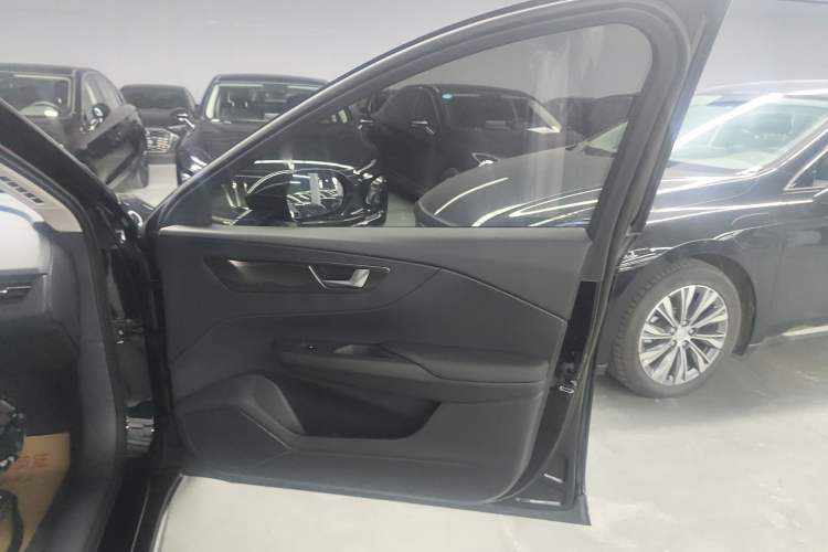 Used Hongqi E-QM5 2022 431 km Charge & Enjoy Edition